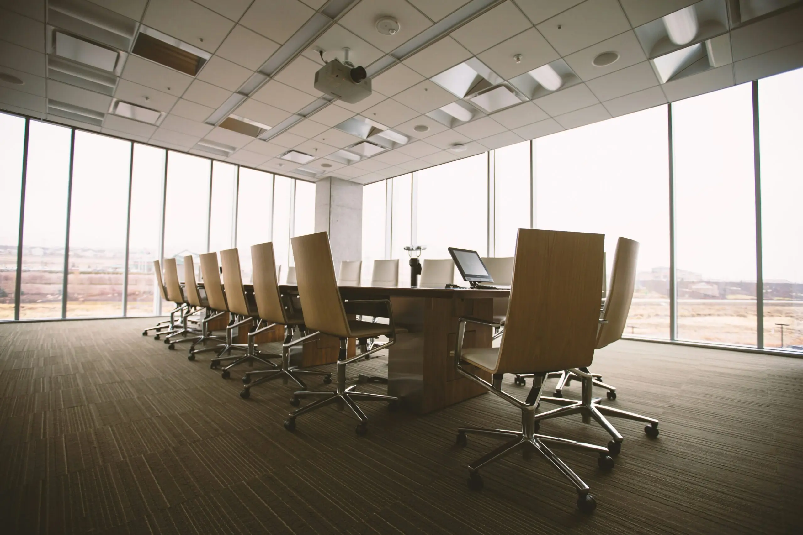 Câu chuyện Nhà Sáng Lập: Nên lựa chọn xây dựng đội ngũ nội bộ hay hợp tác với Agency - Chiến lược sâu sắc cho mỗi giai đoạn phát triển